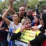 Jandarmii i-au amendat pe fanii lui Georgescu strânși la Arestul Central. O susținătoare care amenința că DIICOT va sări în aer a fost internată la Obregia