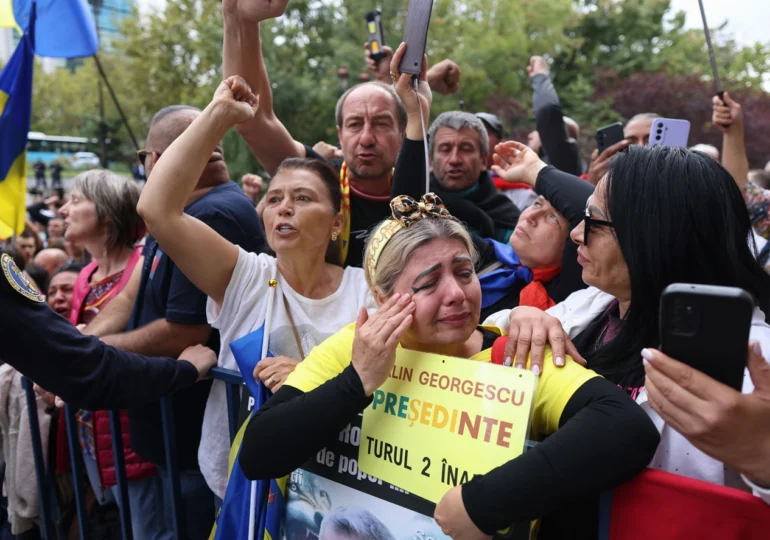 Jandarmii i-au amendat pe fanii lui Georgescu strânși la Arestul Central. O susținătoare care amenința că DIICOT va sări în aer a fost internată la Obregia
