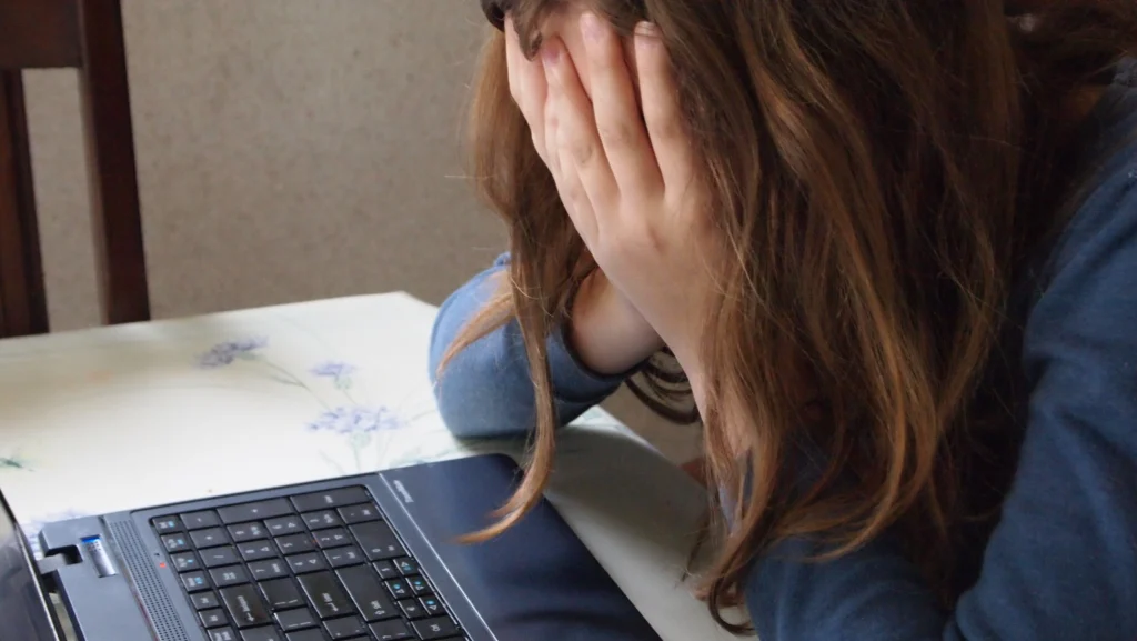 Părinți de veghe în era digitală. Expert: Nu spune nu. Dar ce spui în loc?