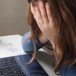 „Nu rămâi fără telefon pentru că mi-ai spus adevărul”. Cum îi protejăm pe copii online – interviu cu Jessica Joelle Alexander