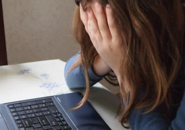 Părinți de veghe în era digitală. Expert: Nu spune nu. Dar ce spui în loc?