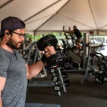 Cum îți dezvolți musculatura întregului corp acasă, cu doar două gantere și trei antrenamente de 30 de minute pe săptămână