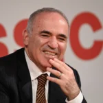 Garry Kasparov e un prieten al României. A fost de multe ori la București, unde a promovat turnee de șah. Este cel mai vizibil și credibil critic al lui Vladimir Putin, acesta fiind motivul pentru care FSB vrea să-l elimine