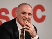 Garry Kasparov e un prieten al României. A fost de multe ori la București, unde a promovat turnee de șah. Este cel mai vizibil și credibil critic al lui Vladimir Putin, acesta fiind motivul pentru care FSB vrea să-l elimine