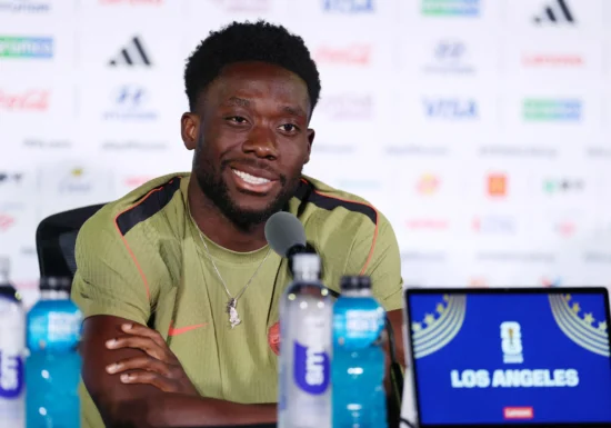 A fugit de război și, plecat dintr-o tabără de refugiați, și-a îndeplinit visul în țara care l-a adoptat. Povestea lui Alphonso Davies