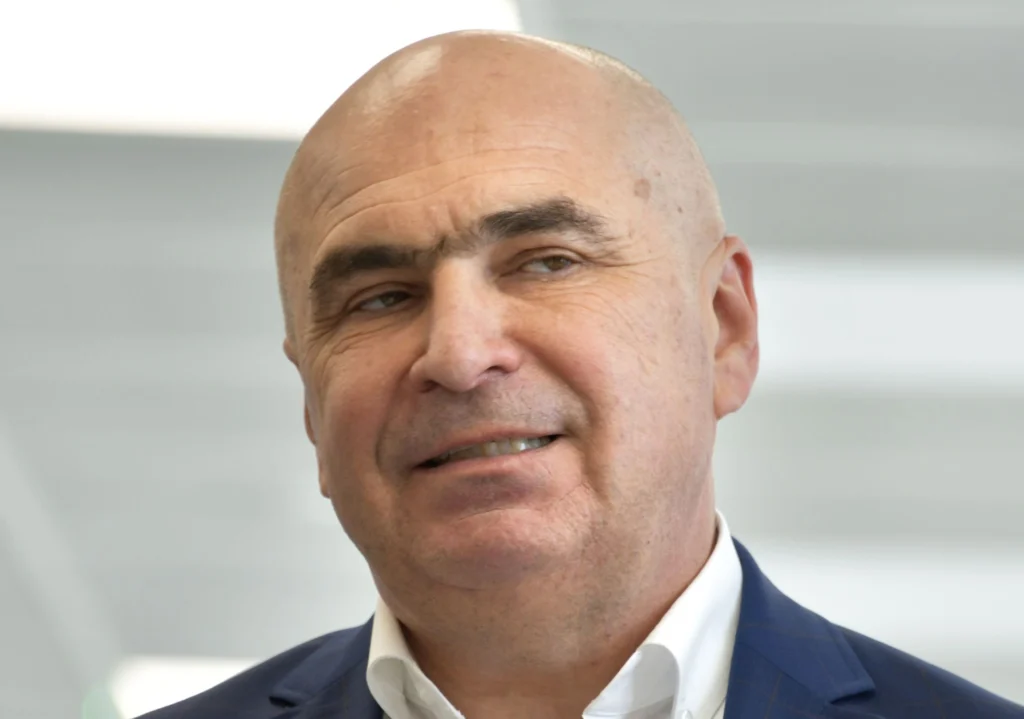 Va reuși Ilie Bolojan să țină lumina aprinsă în cămară?