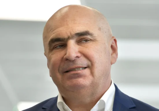 Va reuși Ilie Bolojan să țină lumina aprinsă în cămară?