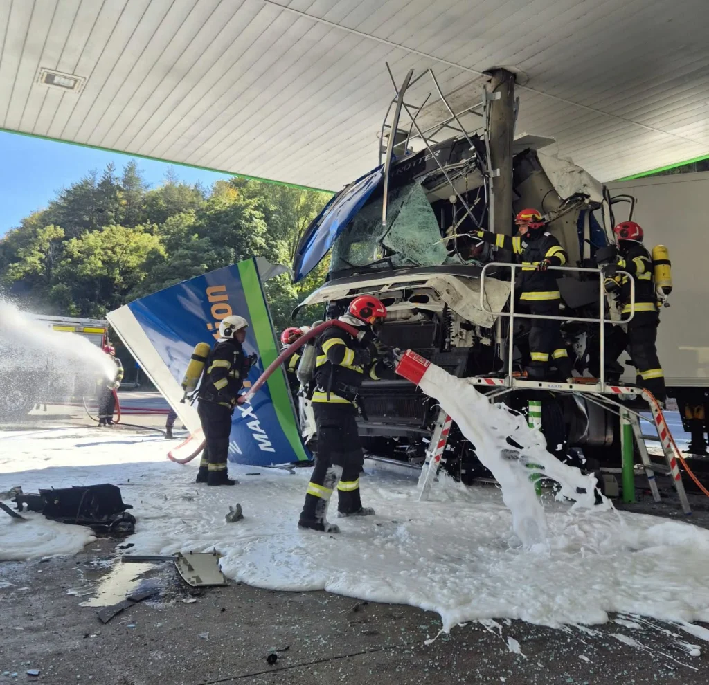 camion distrus benzinarie