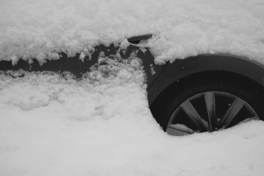 Prima ninsoare nu ar trebui să te ia prin surprindere: cum pregătești mașina pentru sezonul rece