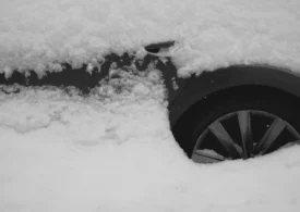 Prima ninsoare nu ar trebui să te ia prin surprindere: cum pregătești mașina pentru sezonul rece