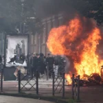 Franța dă în clocot de furia tinerilor: Mașină de pompieri în flăcări, șofer de autobuz luat la bătaie, incendiu la un liceu (Video)