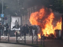 Proteste masive și violențe în Franța. 1.800 de rețineri și 500 de polițiști răniți. Primăria din Limoges, distrusă. Jafuri la Paris și Marsilia (Video)