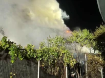 UPDATE – Incendiu generalizat la o casă din Slatina/ Două persoane vârstnice și doi copii, transportați la spital – FOTO, VIDEO