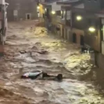 Imagini incredibile din Spania, după ce o viitură a inundat un oraș și a luat mașinile pe sus (Video)