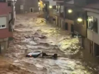 Imagini incredibile din Spania, după ce o viitură a inundat un oraș și a luat mașinile pe sus (Video)