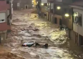 Imagini incredibile din Spania, după ce o viitură a inundat un oraș și a luat mașinile pe sus (Video)