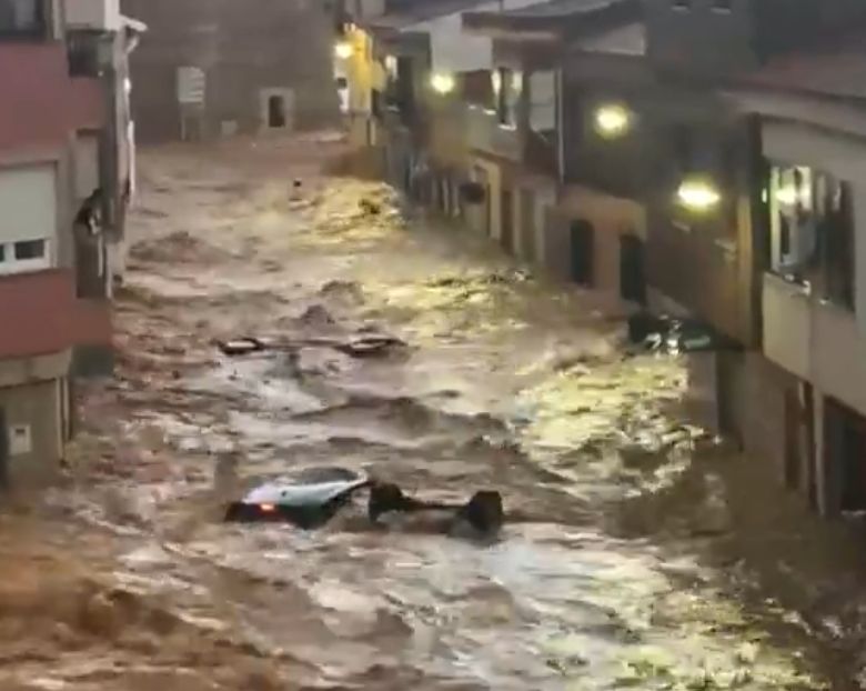 Imagini incredibile din Spania, după ce o viitură a inundat un oraș și a luat mașinile pe sus (Video)