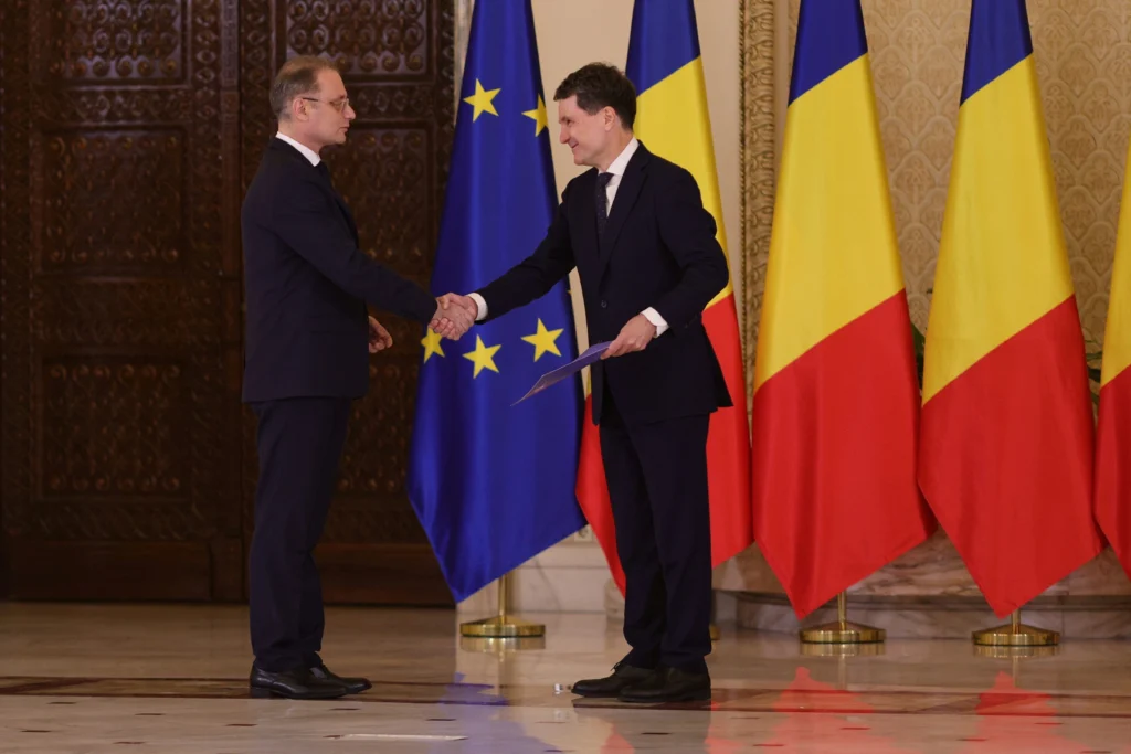 Guvernul Niculescu a depus jurământul la Cotroceni. Nicușor Dan i-a zâmbit larg ministrului-condamnat Neacșu, i-a mulțumit lui Bolojan, dar și primilor 3 premieri eșuați (Video)