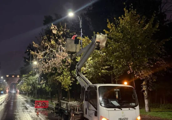 Șase milioane de luminițe vor împodobi bulevardele din București. Când se aprind instalațiile de Crăciun