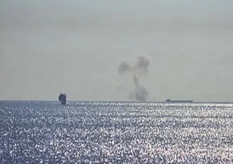 Navă turcească încărcată cu cereale, lovită de o dronă în Marea Neagră, lângă platforma Pescăruș (Video)
