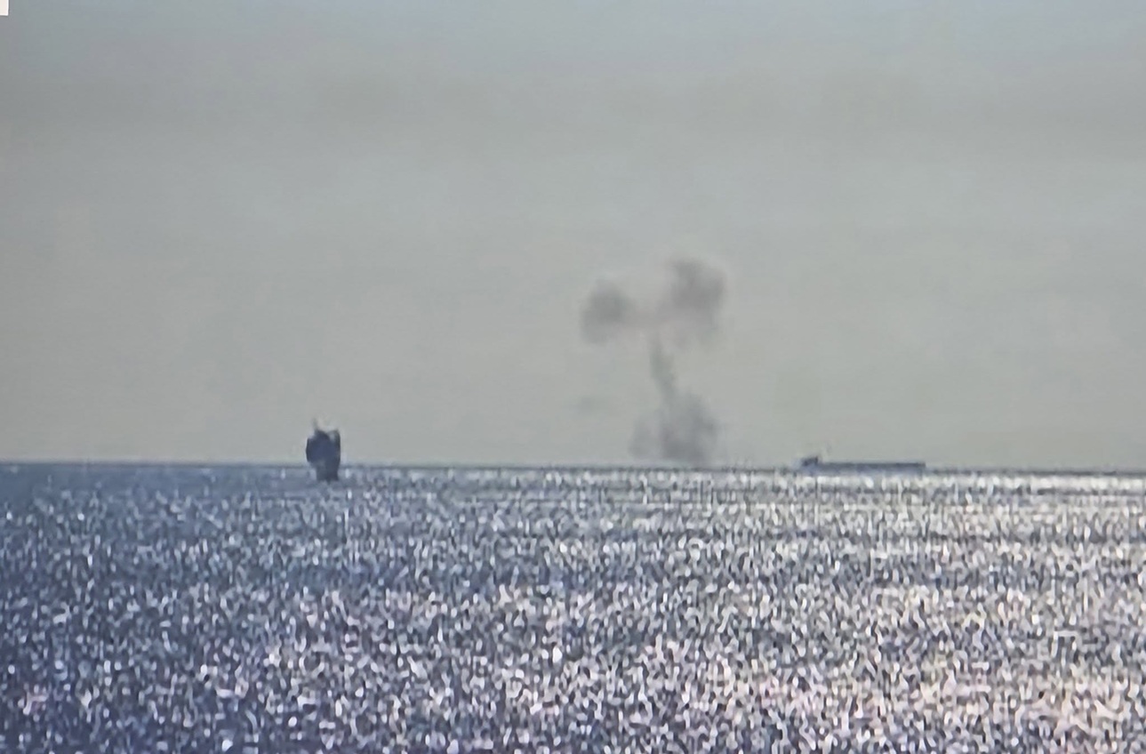 Navă turcească lovită de o dronă în Marea Neagră; a izbucnit un incendiu