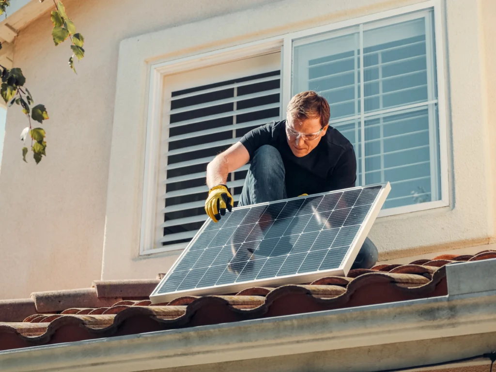 Anchetă ReporterIS: Panouri fotovoltaice la preț dublu, plătite din bani europeni. Cum funcționa rețeaua unui fost vicepreședinte de CJ