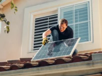 Anchetă ReporterIS: Panouri fotovoltaice la preț dublu, plătite din bani europeni. Cum funcționa rețeaua unui fost vicepreședinte de CJ