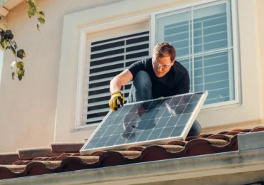 Anchetă ReporterIS: Panouri fotovoltaice la preț dublu, plătite din bani europeni. Cum funcționa rețeaua unui fost vicepreședinte de CJ