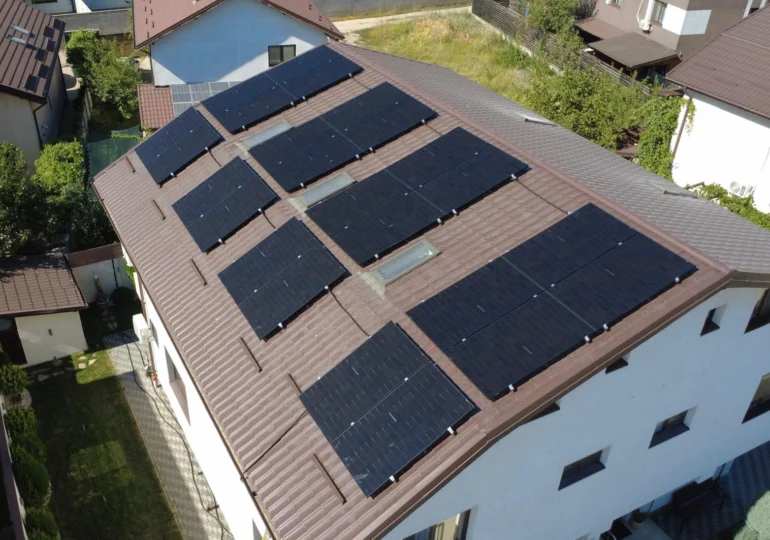 Panouri fotovoltaice în rate: cum funcționează finanțarea pentru persoane fizice și ce verifici înainte să semnezi