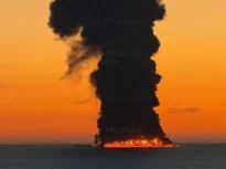 Un petrolier lovit de Ucraina arde în Marea Neagră lângă stațiunea lui Putin: Coloana imensă de fum se vede de la zeci de kilometri (Video)