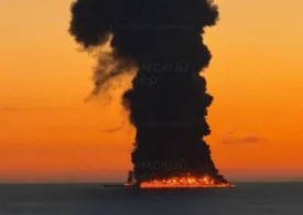 Un petrolier lovit de Ucraina arde în Marea Neagră lângă stațiunea lui Putin: Coloana imensă de fum se vede de la zeci de kilometri (Video)