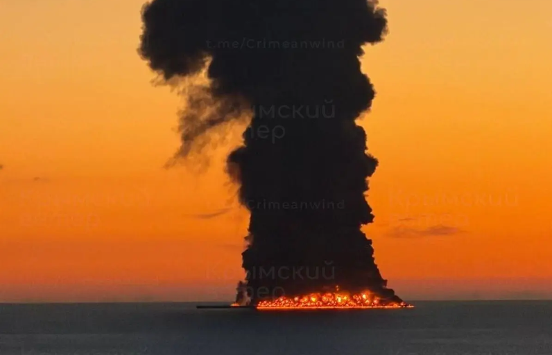 Un petrolier lovit de Ucraina arde în Marea Neagră lângă stațiunea lui Putin: Coloana imensă de fum se vede de la zeci de kilometri (Video)