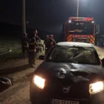 Echipaj de pompieri care stingea un incendiu în Ștefănești, atacat de localnici. Unul dintre salvatori a fost rănit (Video)