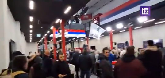Protestatarii sârbi au dat buzna într-o televiziune care îl susține pe Vucic (Video). Fostul președinte acuză „teroarea” studenților