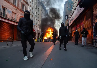 Furie la Tirana: Tiruri de torțe trase spre polițiști. Ripostă cu gloanțe de cauciuc (Video)