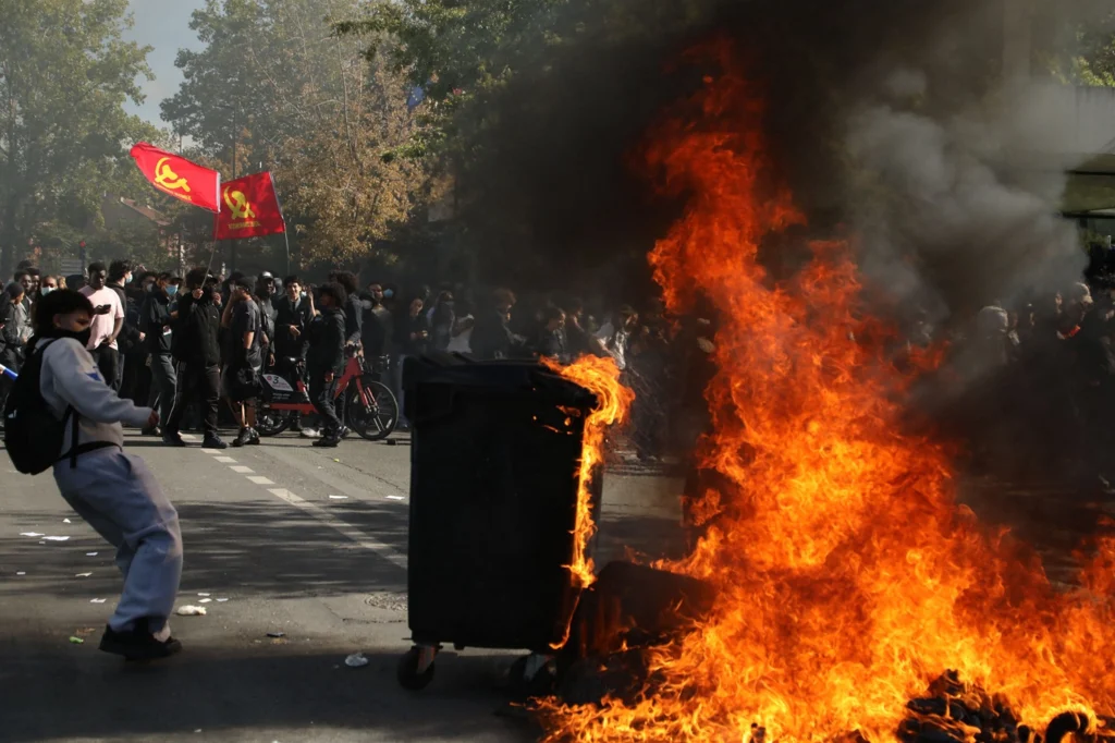 Haos la Paris. Șeful poliției: Protestul elevilor a scăpat de sub control (Video)