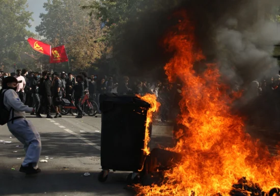 Franța mobilizează 70.000 de polițiști pentru un nou weekend de proteste. La Paris cresc vânzările de spray cu piper și grenade lacrimogene