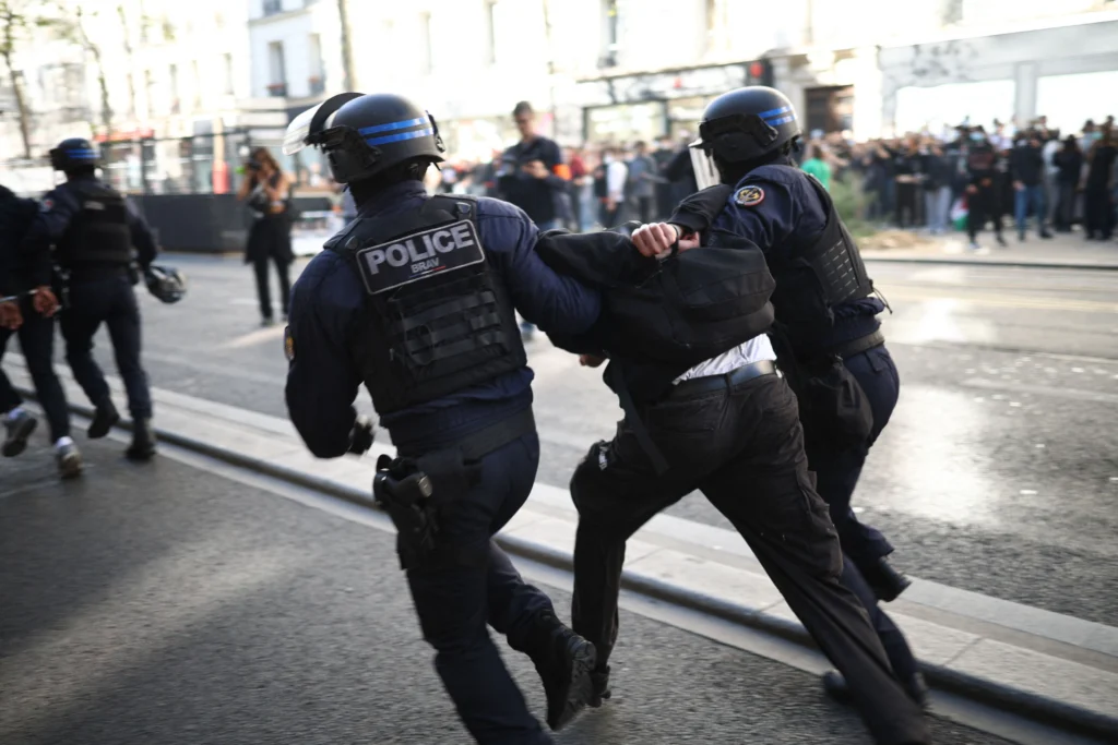 Protestele violente continuă în Franța. Peste 250.000 de persoane participă la manifestații. Poliția a intervenit cu gaze lacrimogene în mai multe orașe (Foto & Video)