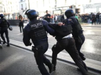 Poliția franceză, acuzată că a mutilat adolescenți cu arme de război la protestele liceenilor