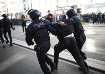 Protestele liceenilor se extind în Franța: sindicatele se alătură manifestațiilor. Peste 5.000 de de persoane au fost reținute, majoritatea minori