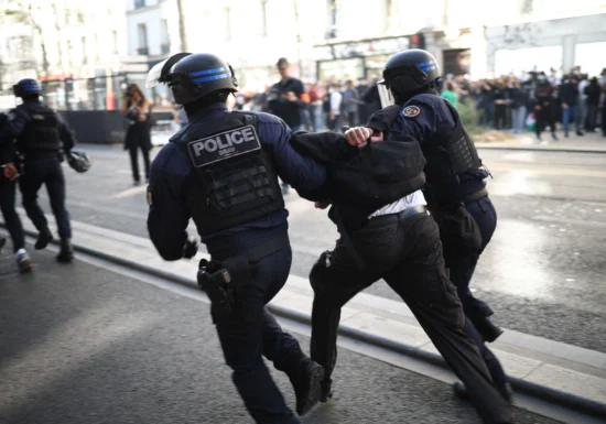 Protestele violente continuă în Franța. Peste 250.000 de persoane participă la manifestații. Poliția a intervenit cu gaze lacrimogene în mai multe orașe (Foto & Video)
