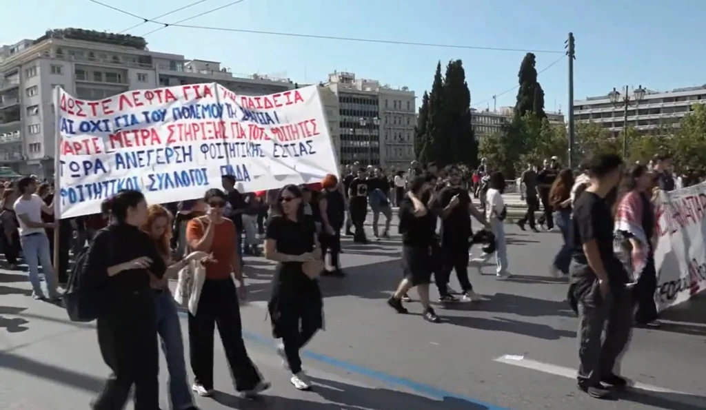 Valul de proteste din Franța ajunge și în Grecia. Peste 10.000 de oameni au ieșit în stradă, nemulțumiți de scumpiri și salarii (Video)