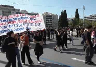 Valul de proteste din Franța ajunge și în Grecia. Peste 10.000 de oameni au ieșit în stradă, nemulțumiți de scumpiri și salarii (Video)