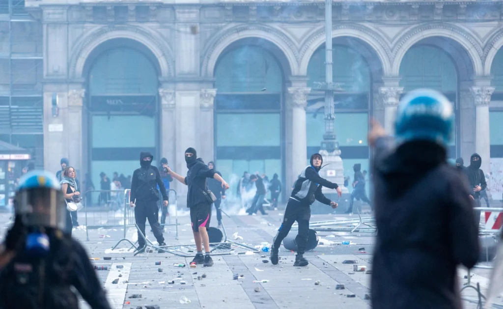Italia fierbe după protestele violente. Milano își baricadează magazinele, Guvernul trimite 500 de militari (Video)