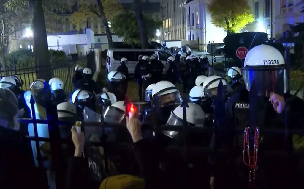 Criză politică în Polonia: Președintele și-a întors avionul din drum. A intervenit poliția antirevoltă (Video)