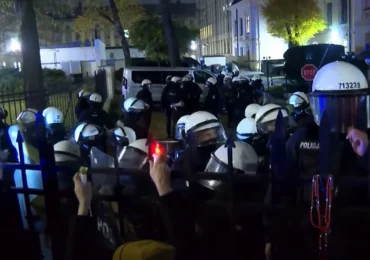 Criză politică în Polonia: Președintele și-a întors avionul din drum. A intervenit poliția antirevoltă (Video)