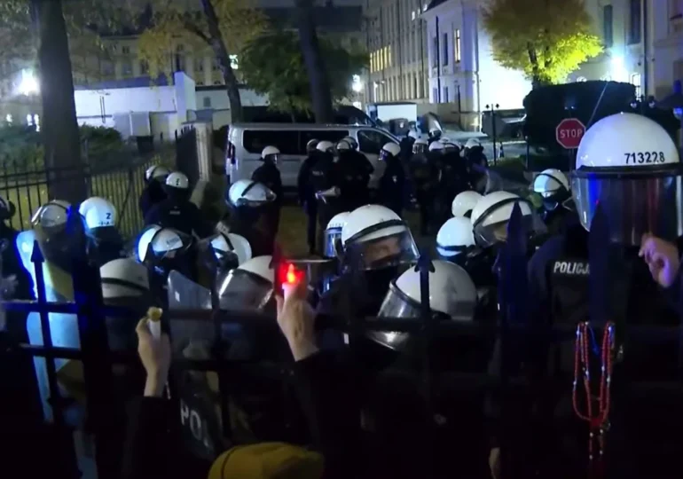 Criză politică în Polonia: Președintele și-a întors avionul din drum. A intervenit poliția antirevoltă (Video)