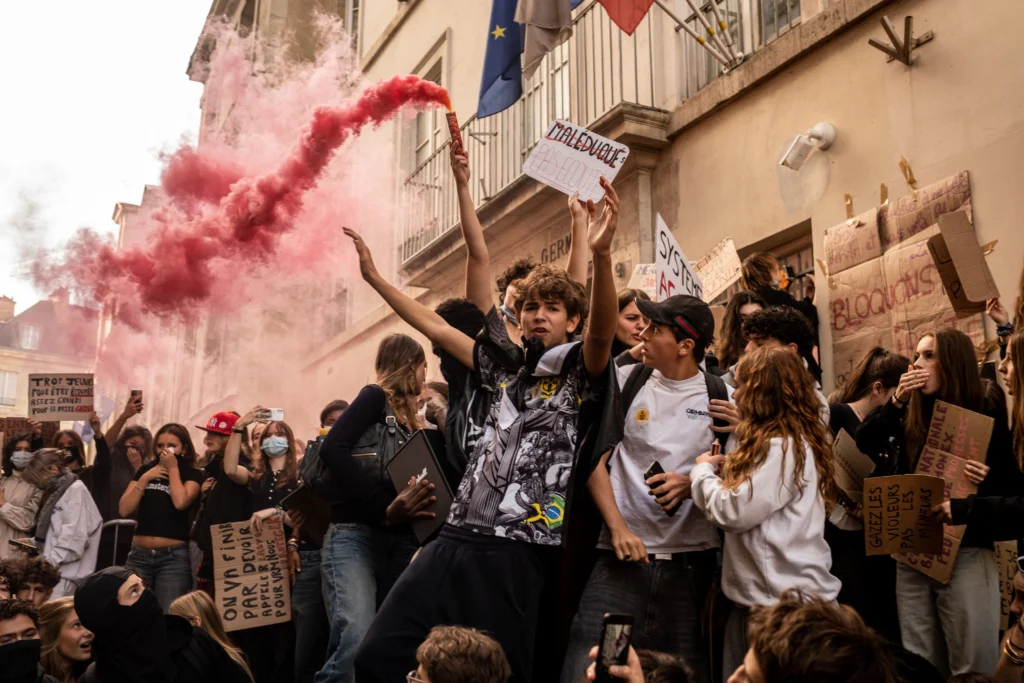 Profesorii din Franța au ajuns să se teamă să intre la clasă. Mărturia unei românce despre cauza profundă a protestelor din licee