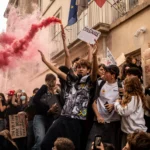 Profesorii din Franța au ajuns să se teamă să intre la clasă. Mărturia unei românce despre cauza profundă a protestelor din licee