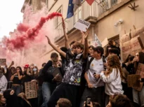 Profesorii din Franța au ajuns să se teamă să intre la clasă. Mărturia unei românce despre cauza profundă a protestelor din licee